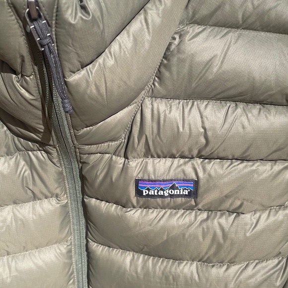 EUC Patagonia Men’s Down Sweater Puffer Vest (Green/Black) Size: Large - Picture 4 of 9